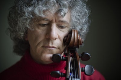 This is a picture of Steven Isserlis